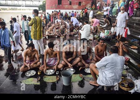 Kolkata, India. 17 settembre 2020. I devoti indù stanno eseguendo rituali a ganga ghat su Mahalaya.Mahalaya segna l'inizio del festival di Durga Puja e la fine di Pitru Paksha tuttavia quest'anno il tanto atteso festival di Durga Puja si terrà un mese dopo Mahalaya. Le celebrazioni del festival si terranno il 22 ottobre (sasthi) di quest'anno. Si tratta di un periodo di 16 giorni lunari nel calendario indù, quando gli indù rendere omaggio ai loro antenati. Come per le credenze bengalesi questo è il giorno in cui la Dea Durga discende sulla Terra. Credit: SOPA Images Limited/Alamy Live News Foto Stock