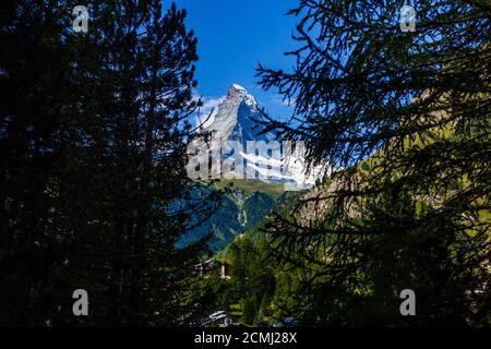 Soleggiata mattina estiva nel villaggio di Zermatt con la vetta del Cervino sullo sfondo. Bella scena all'aperto in Alpi svizzere, Cantone Vallese, Svizzera, Europa. Foto Stock