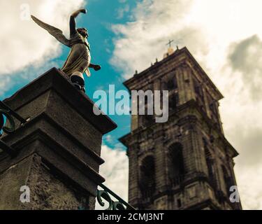 Angolo di fuoco selettivo basso di un angelo statua su un posto della Cattedrale di Puebla a Puebla, Messico Foto Stock