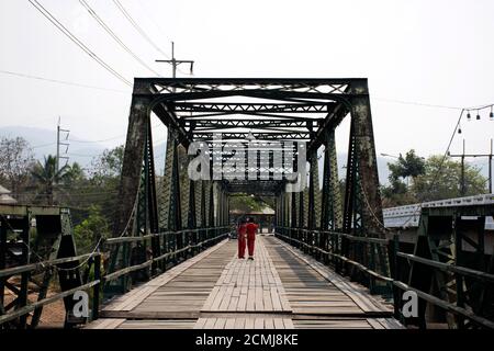 I thailandesi e i viaggiatori stranieri viaggiano visitare e a piedi prendere Foto sul ponte commemorativo di Tha Pai o sul mondo di Tha Pai Memoriale di guerra II a valle della città di Pai h Foto Stock