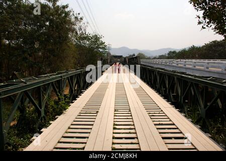 I thailandesi e i viaggiatori stranieri viaggiano visitare e a piedi prendere Foto sul ponte commemorativo di Tha Pai o sul mondo di Tha Pai Memoriale di guerra II a valle della città di Pai h Foto Stock