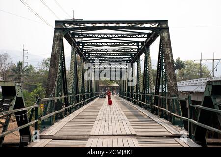 I thailandesi e i viaggiatori stranieri viaggiano visitare e a piedi prendere Foto sul ponte commemorativo di Tha Pai o sul mondo di Tha Pai Memoriale di guerra II a valle della città di Pai h Foto Stock