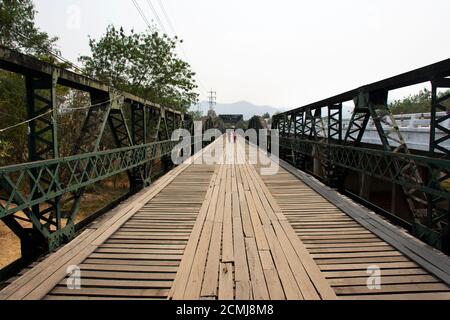I thailandesi e i viaggiatori stranieri viaggiano visitare e a piedi prendere Foto sul ponte commemorativo di Tha Pai o sul mondo di Tha Pai Memoriale di guerra II a valle della città di Pai h Foto Stock
