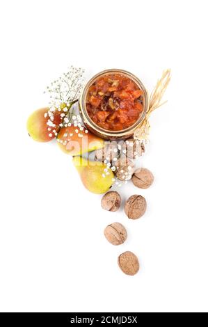 Marmellata di pere con noci in un vaso di vetro su uno sfondo bianco vista dall'alto. Foto Stock