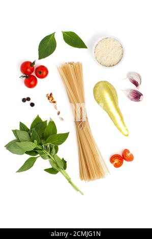 Ingredienti per cucinare gli spaghetti con salsa di pesto e pomodori su fondo bianco. Foto Stock