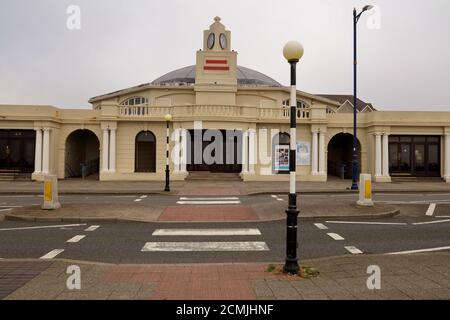 Il Grand Pavilion nel centro di Porthcawl si trova sulla strada principale di questa piccola ma graziosa cittadina costiera nel Galles del Sud. Foto Stock