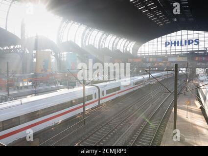 Un treno Intercity Express nella stazione centrale di Amburgo al 16 settembre 2020 ad Amburgo, Germania. I raggi solari illuminano la stazione. Foto Stock