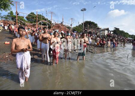 Kolkata, India. 17 Settembre 2020. (9/17/2020) Tarpana, il rituale indù per il sacramento dell'offerta di acqua e cibo alle manie sulla riva del fiume Gange o sul fiume Hooghly. E' ben praticato il giorno 'Mahalaya' quando 'Pitri Paksha' finisce e inizia 'Devi Paksha', prima del festival di Durga Puja. (Foto di Biswarup Gangolly/Pacific Press/Sipa USA) Credit: Sipa USA/Alamy Live News Foto Stock