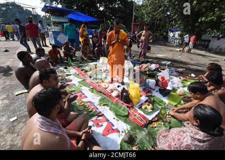 Kolkata, India. 17 Settembre 2020. (9/17/2020) Tarpana, il rituale indù per il sacramento dell'offerta di acqua e cibo alle manie sulla riva del fiume Gange o sul fiume Hooghly. E' ben praticato il giorno 'Mahalaya' quando 'Pitri Paksha' finisce e inizia 'Devi Paksha', prima del festival di Durga Puja. (Foto di Biswarup Gangolly/Pacific Press/Sipa USA) Credit: Sipa USA/Alamy Live News Foto Stock