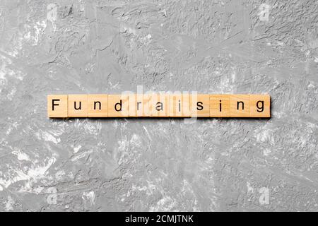 La raccolta di fondi parola scritta sul blocco di legno. fundraising del testo in tabella, concetto. Foto Stock
