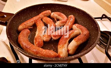 Salsicce grigliate in padella Foto Stock