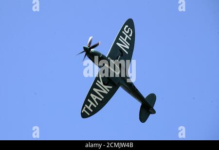 Il pilota John Romain con 'Thank You NHS' Spitfire come si sfalda sugli ospedali scozzesi per raccogliere denaro per NHS Charities insieme. I membri del pubblico possono donare denaro per avere un nome di un amato scritto sul corpo dell'aereo, con i proventi che vanno a beneficenza NHS insieme. Foto Stock