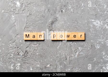 Parola di potere dell'uomo scritta su blocco di legno. Uomo potere testo su tabella di cemento per il vostro desing, concetto. Foto Stock