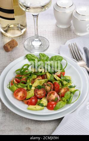 Delicato delle fette di avocado con pomodori, vestito pesto. Foto Stock