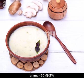 Cremosa zuppa di funghi in un marrone piastra rotonda Foto Stock