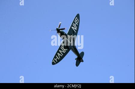 Il pilota John Romain con 'Thank You NHS' Spitfire come si sfalda sugli ospedali scozzesi per raccogliere denaro per NHS Charities insieme. I membri del pubblico possono donare denaro per avere un nome di un amato scritto sul corpo dell'aereo, con i proventi che vanno a beneficenza NHS insieme. Foto Stock