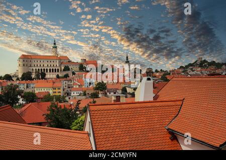 Vista aerea della città di Mikulov con lo splendido skyline. Edifici esterni della spettacolare città della Moravia meridionale nella Repubblica Ceca. Foto Stock