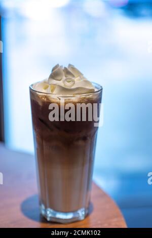 Caffè ghiacciato con panna montata e cospargere di mandorle Foto Stock