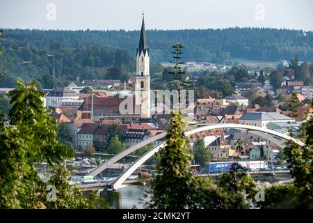 Vilshofen an Der Donau, Germania. 17 Settembre 2020. La città vecchia di Vilshofen sul Danubio con la chiesa parrocchiale. Più di 30 casi di Corona sono probabilmente legati a un matrimonio e a un guasto presso l'ospedale di Vilshofen. Credit: Armin Weigel/dpa/Alamy Live News Foto Stock