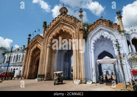 Lucknow, India - 2020 settembre: Un tuk tuk che passa attraverso un arco vicino alla tomba di Chota Imambara a Lucknow il 6 settembre 2020 a Uttar Pradesh. Foto Stock