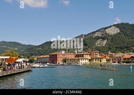 Sarnico, sul lago d'Iseo, Lombardia, Italia Foto Stock