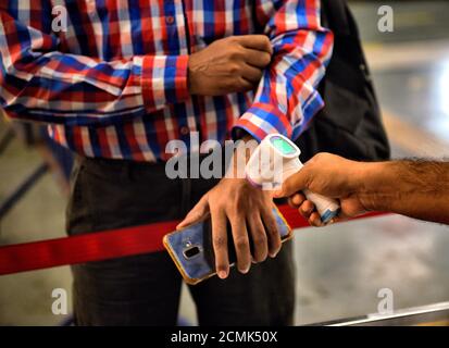 Kolkata, India. 17 Settembre 2020. Un uomo è sottoposto a controllo termico presso una stazione della metropolitana di Kolkata da un ufficiale di polizia per mantenere le linee guida Covid-19 per le stazioni della metropolitana.poiché il blocco del coronavirus è sollevato a Kolkata, le stazioni della metropolitana sono esortate a rispettare le linee guida COVID-19 per garantire che la malattia non si diffonda ulteriormente. Credit: SOPA Images Limited/Alamy Live News Foto Stock