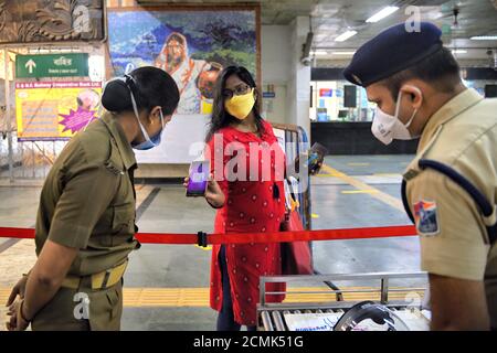 Kolkata, India. 17 Settembre 2020. Un viaggiatore femminile che indossa un facemask mostra il suo e Pass (Electronic Pass) ai funzionari della polizia prima di entrare in una stazione della metropolitana. Come coronavirus lock down è sollevato a Kolkata, stazioni della metropolitana sono esortati a rispettare le linee guida COVID-19 per garantire che la malattia non si diffonda ulteriormente. Credit: SOPA Images Limited/Alamy Live News Foto Stock