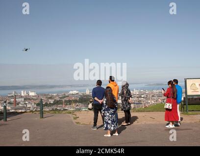 Centro di Edimburgo, Scozia, Regno Unito. 17 settembre 2020. Temperatura pomeridia17 gradi rendendolo il tempo ideale per rilassarsi negli spazi verdi del centro della città. Una famiglia che gestisce un drone low flying su Calton Hill. Credit: Arch White/Alamy Live News. Foto Stock