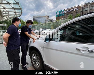 Pechino, Cina. 17 Settembre 2020. I tecnici di Momenta Science and Technology Co., Ltd. Effettuano un test di guida autonoma mentre le aziende riprendono il lavoro e la produzione con rigorose misure di prevenzione COVID-19 in vigore a Zhongguancun, Pechino, capitale della Cina, il 25 maggio 2020. PER ANDARE CON XINHUA TITOLI DI SETTEMBRE. 17, 2020. Credit: Xinhua/Alamy Live News Foto Stock