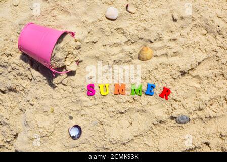 Parola estate dal multicolore lettere in legno Foto Stock