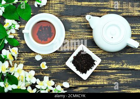 Il tè nero in un bianco rotondo tazza con piattino Foto Stock