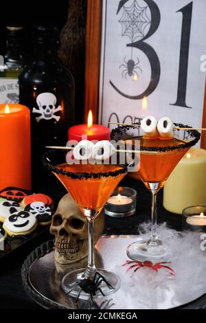 bicchiere di agrumi martini decorato con zucchero nero con marshmallow Occhi sul tavolo in onore di ha Foto Stock