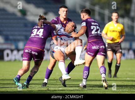 Chris McQueen di Huddersfield (a sinistra) e Tom Holmes (a destra) affrontano Bill Tupou di Wakefield (al centro) durante la partita della Betfred Super League al John Smith's Stadium di Huddersfield. Foto Stock