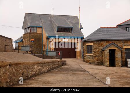 Porthcawls R.N.L.I. Casa barca e quartiere equipaggio situato sul lungomare in questo popolare resort di vacanza nel Galles del Sud. Foto Stock