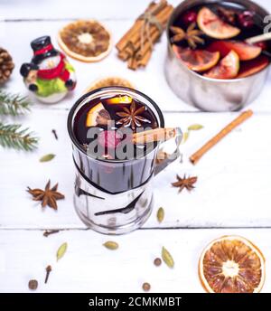 Vin brulé in un bicchiere con un ferro da stiro portabicchieri Foto Stock