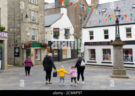 Lerwick, Scozia, Regno Unito. 17 settembre 2020. I consiglieri di Shetland hanno recentemente votato per avviare un'indagine formale sulla fattibilità dell'autodeterminazione finanziaria e politica delle Isole Shetland. Ciò potrebbe significare che le isole cercano l'indipendenza dal Regno Unito o da una Scozia indipendente. Nella foto; membri del pubblico a piedi in Market Cross, centro di Lerwick. Iain Masterton/Alamy Live News Foto Stock