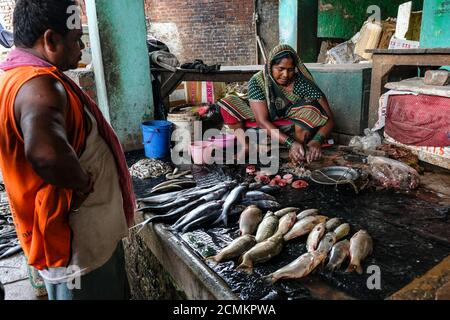 Varanasi, India - 2020 settembre: Una donna che vende pesce nel mercato di Varanasi il 11 settembre 2020 a Varanasi, Uttar Pradesh, India. Foto Stock