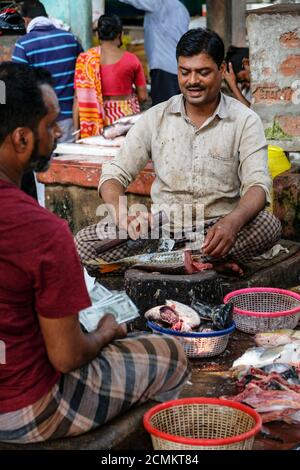 Varanasi, India - 2020 settembre: Un uomo che vende pesce nel mercato di Varanasi il 11 settembre 2020 a Varanasi, Uttar Pradesh, India. Foto Stock