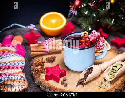 Vin brulé in un blu ferro mug e gli ingredienti delle bevande Foto Stock