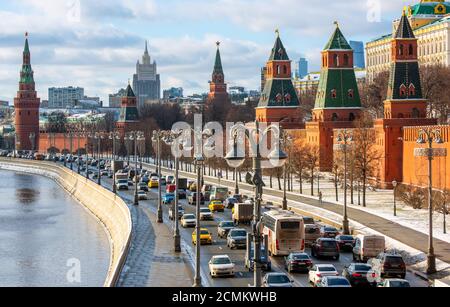 5 febbraio 2020 Mosca, Russia, ingorgo di traffico sull'argine del Cremlino a Mosca. Foto Stock