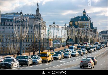 5 febbraio 2020 Mosca, Russia, ingorgo sul ponte Moskvoretsky di Mosca. Foto Stock