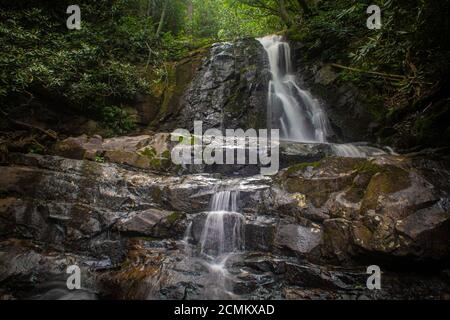 Laurel Falls - una cascata nel Great Smoky Mountains National Parcheggio Foto Stock