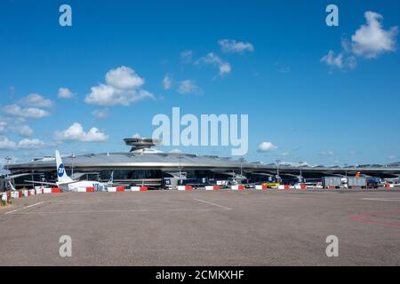 2 luglio 2019 Mosca, Russia. Aeroplani all'aeroporto di Vnukovo in tempo soleggiato Foto Stock