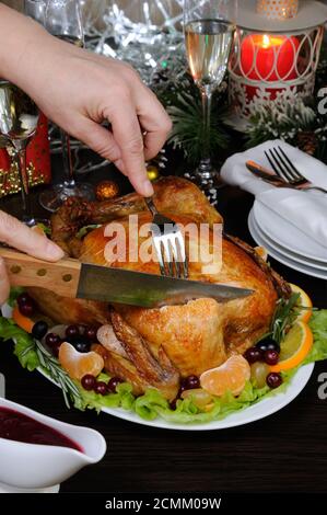 Donna mani affettare gustoso succosa appetitosi speziato arrosto di pollo intero Foto Stock