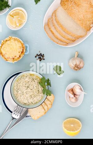 Pasta di melanzane e ingredienti su sfondo pastello azzurro. Foto Stock