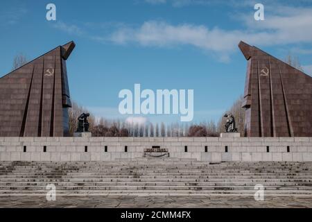Il Memoriale di guerra sovietico (Sowjetisches Ehrenmal) nel Parco di Treptower, costruito in memoria dei soldati dell'esercito rosso caduti in battaglia durante la seconda guerra mondiale, Berlino Foto Stock