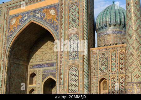 Sher-Dor Madrasah. Il Registan. Samarcanda, Uzbekistan Foto Stock