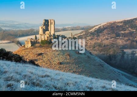 Mattina frosty a Corfe Castle, Dorset, Inghilterra, Foto Stock