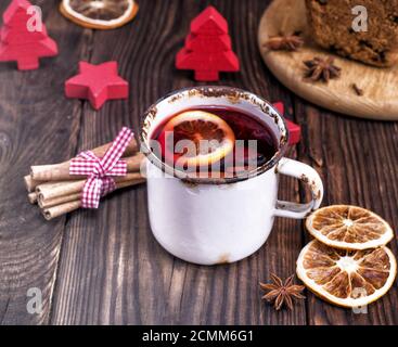 Vin brulé in un ferro bianco mug Foto Stock