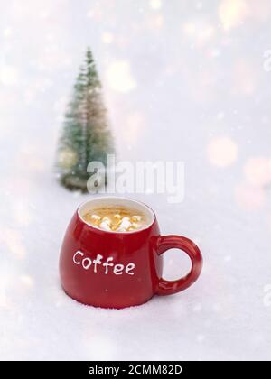 Rosso tazza ceramica con caffè e marshmallows Foto Stock